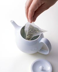 食卓セット(白磁ティーポット、三角茶袋くき煎茶、三角茶袋くきほうじ茶)